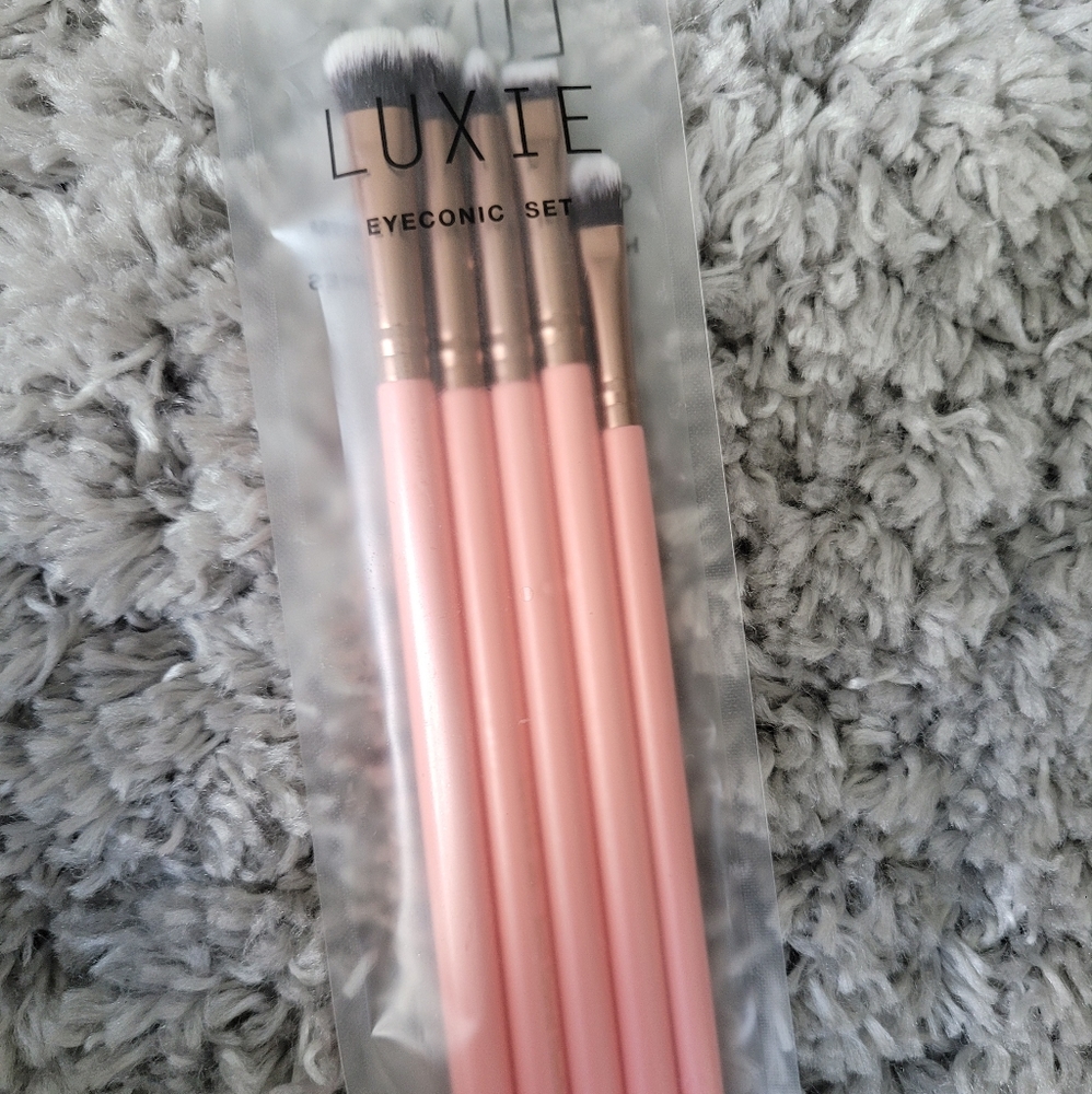 LUXIE Eyeconic Shadow Brush set.